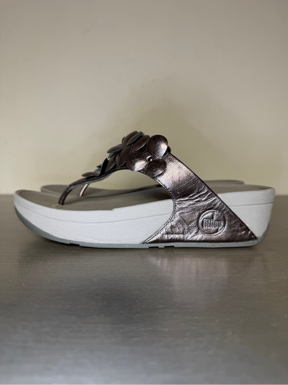 FitFlop Fleur Silver/Pewter Flower Comfort Wedge Flip Flop Thong Sandals US 6 - Picture 3 of 9